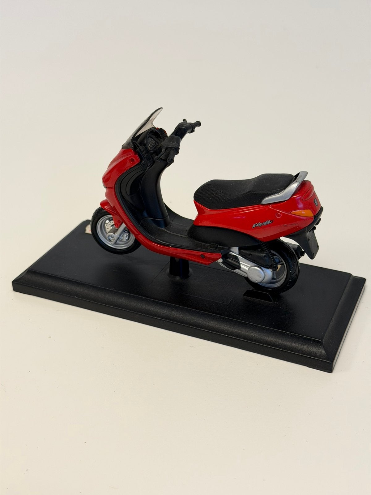 Maisto Peugeot Elyseo 125 Scooter 1:18 Rood Schaalmodel, P, P, Ophalen of Verzenden, Zo goed als nieuw