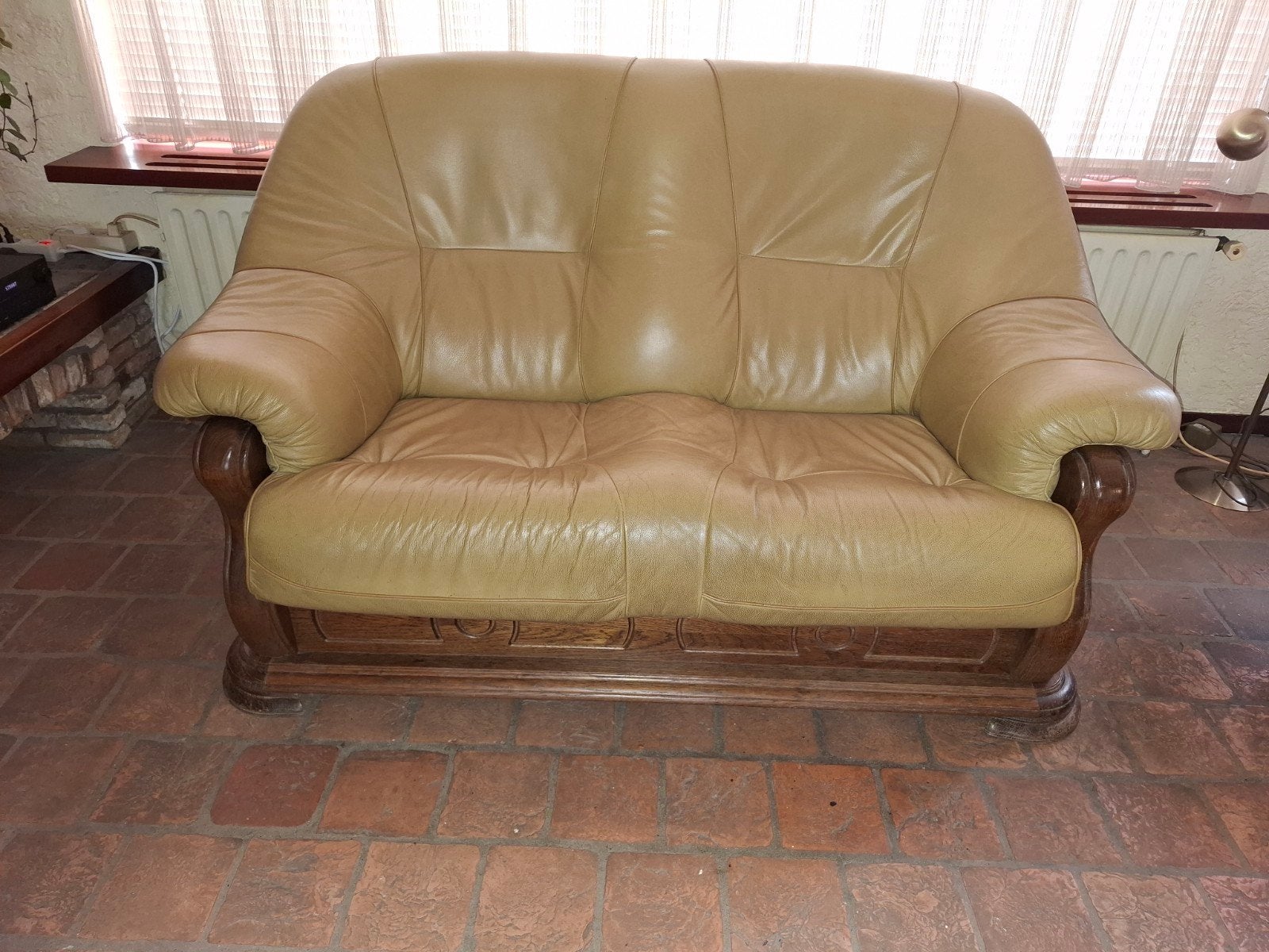 GRATIS! Vintage houten bankje met lederen kussen, Ophalen