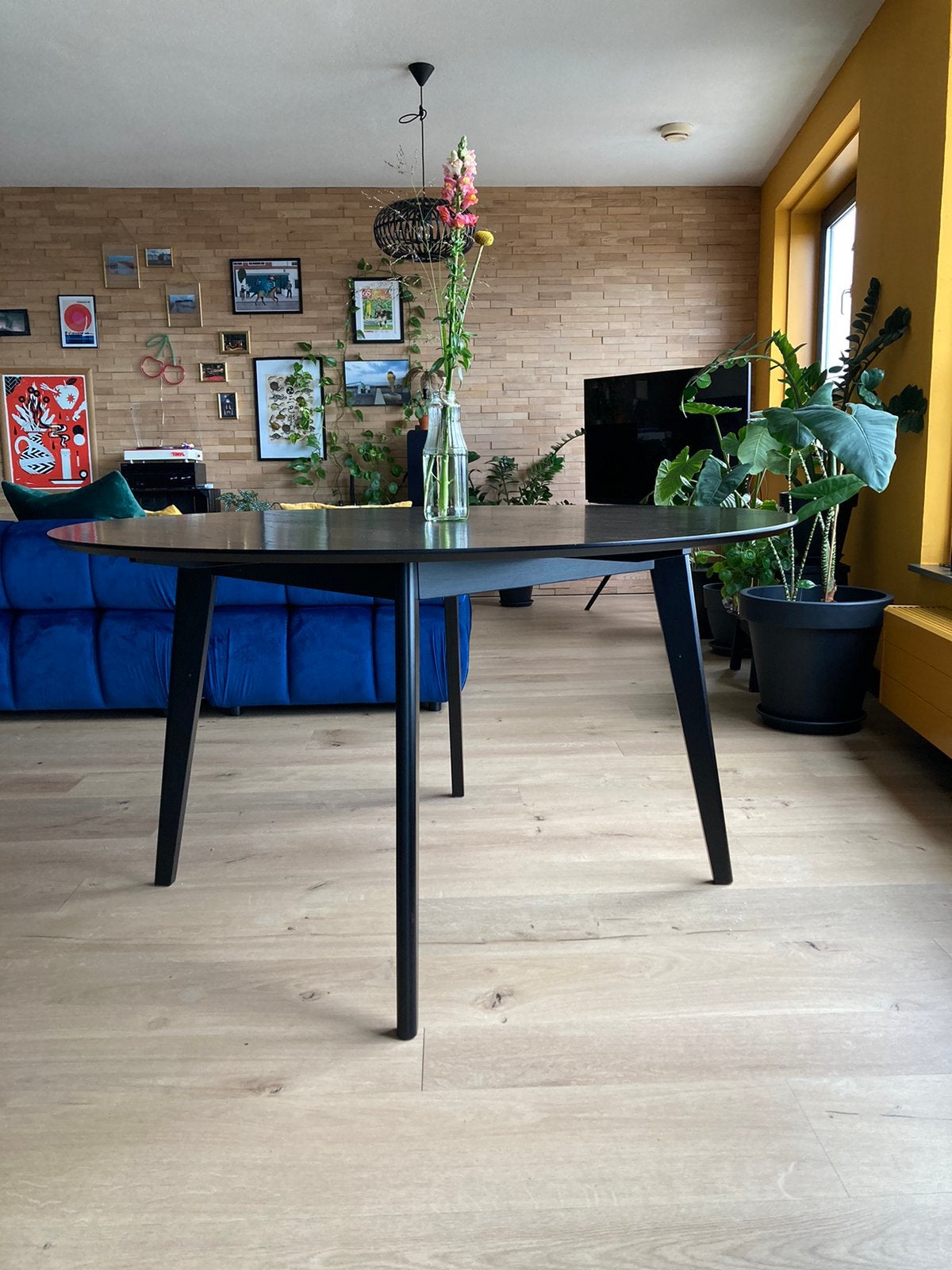 Hele mooie stevige zwarte ronde eettafel (hout) 140 cm, Huis en Inrichting, Ophalen, Zo goed als nieuw, Rond, 100 tot 150 cm