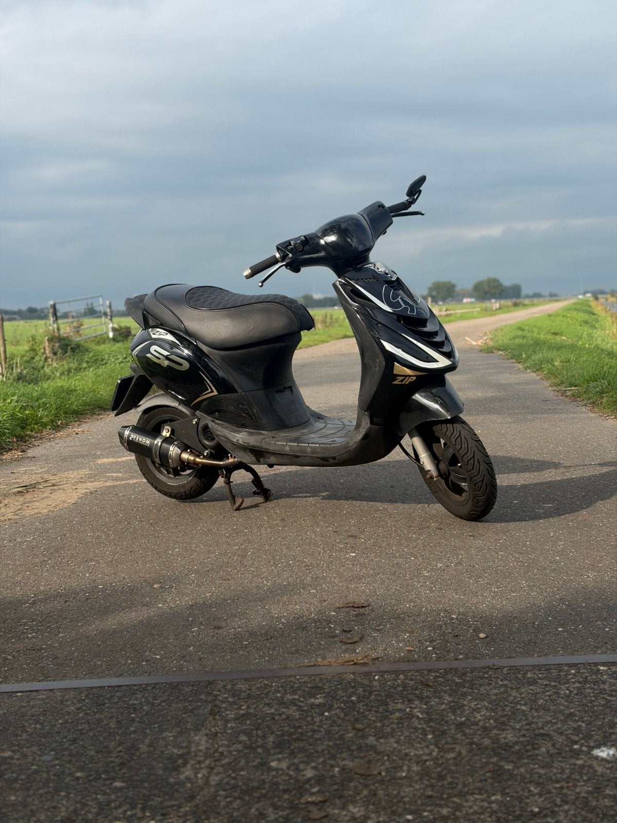 Piaggio Zip 50 4T uit 2014 | SP-look | Fenom sportuitlaat, Fietsen en Brommers, Ophalen, Zip, Zo goed als nieuw, Benzine