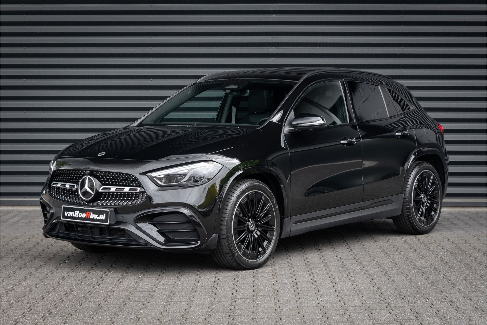 Mercedes-Benz GLA 200 d AMG Line 20 inch - Pano - Camera, Auto's, Mercedes-Benz, Zwart, 4 cilinders, Zwart, Origineel Nederlands