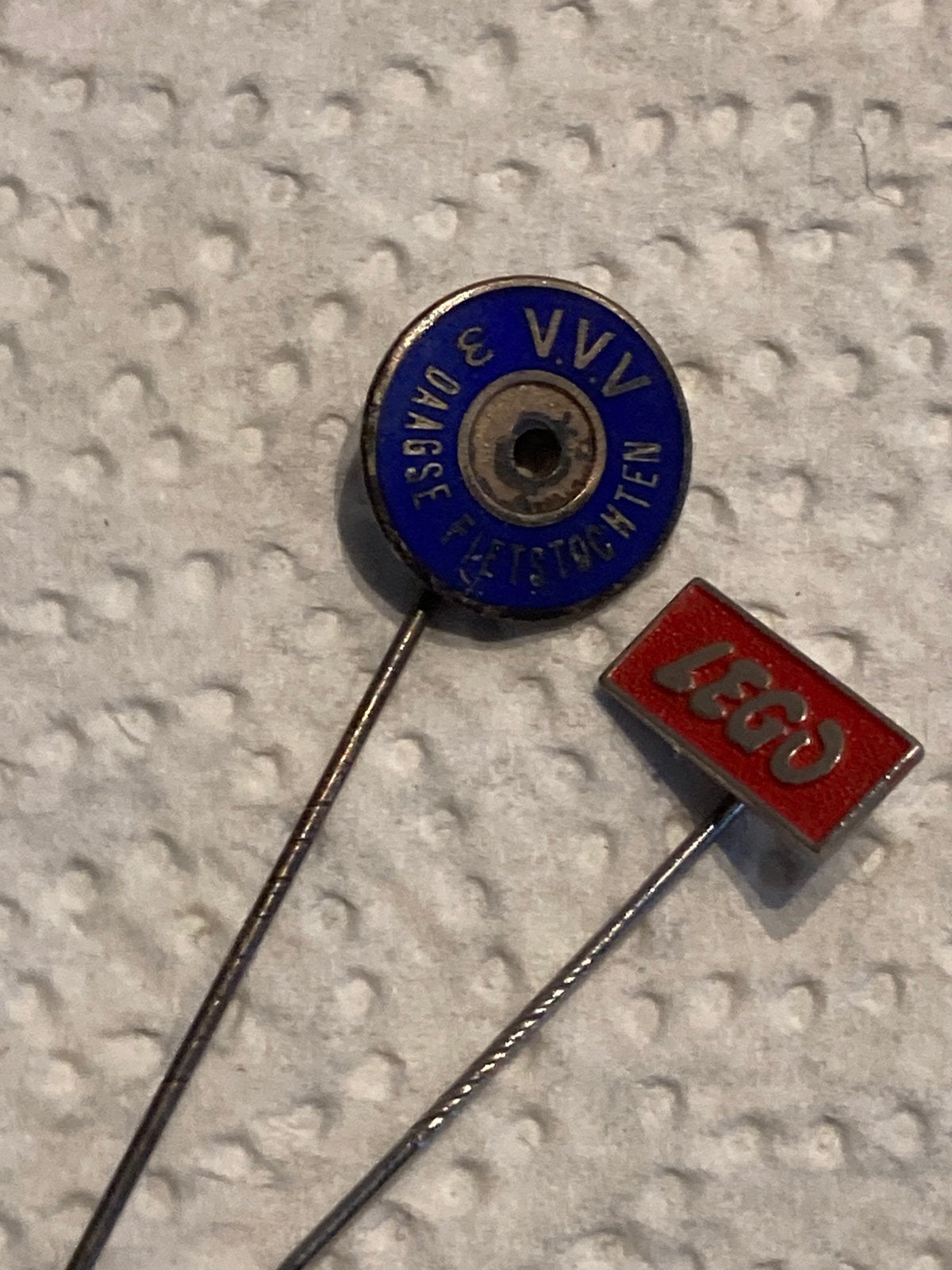 2 reclame speldjes, Verzamelen, Speldjes, Pins en Buttons, Ophalen of Verzenden, Zo goed als nieuw, Overige onderwerpen