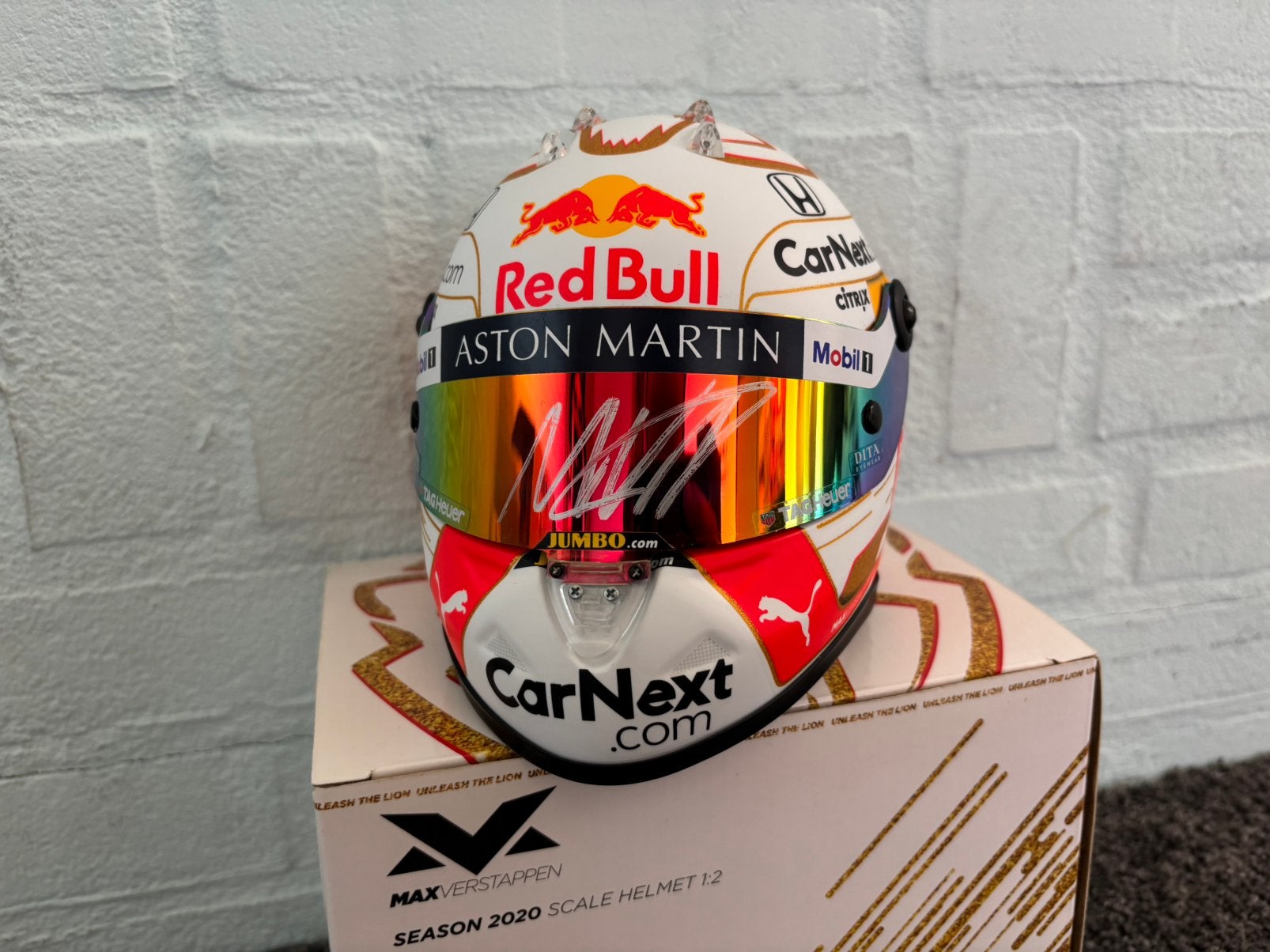 Max verstappen helm 1:2 seizoen 2020 met handtekening, Ophalen of Verzenden, Zo goed als nieuw, Formule 1