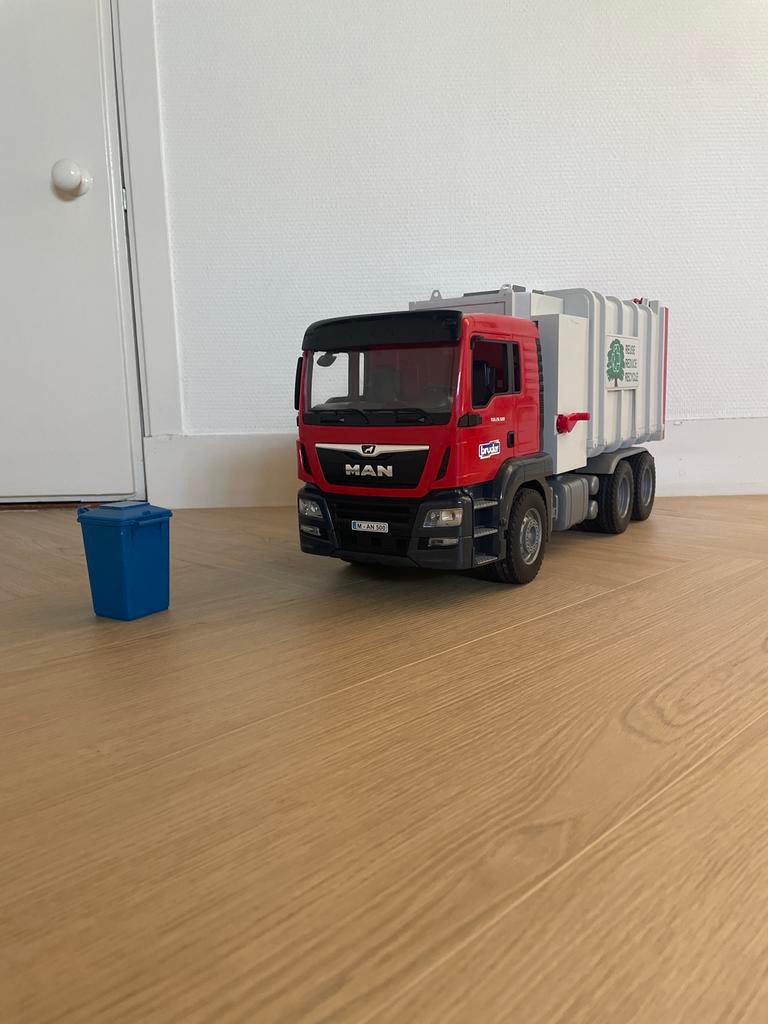 Bruder MAN TGS Vuilniswagen met 2 Afvalbakken, Ophalen, Zo goed als nieuw