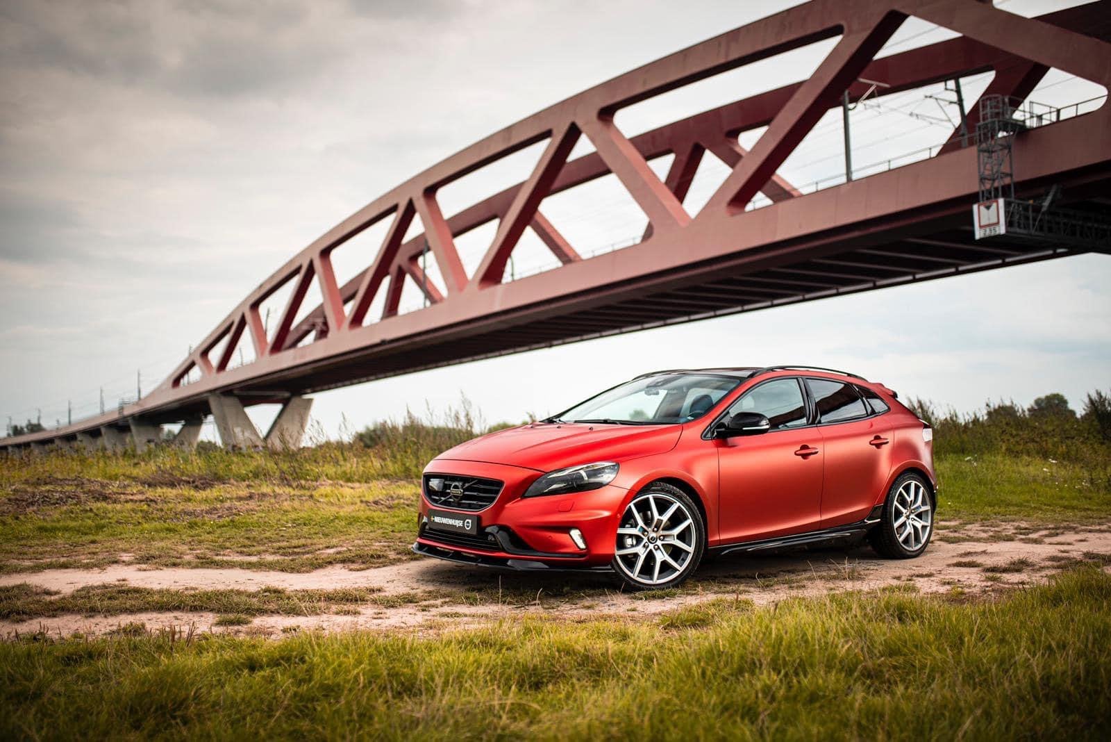 Volvo V40 cross country 2.5 T5 AWD ocean race, Auto's, Automaat, Zwart, 1435 kg, 75 €/maand