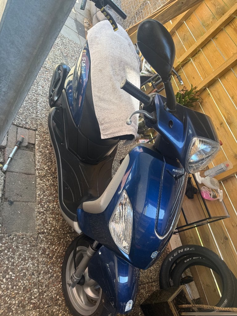 Piaggio fly blauw, Fietsen en Brommers, Scooters | Piaggio, Ophalen of Verzenden, Zo goed als nieuw, Fly, Benzine