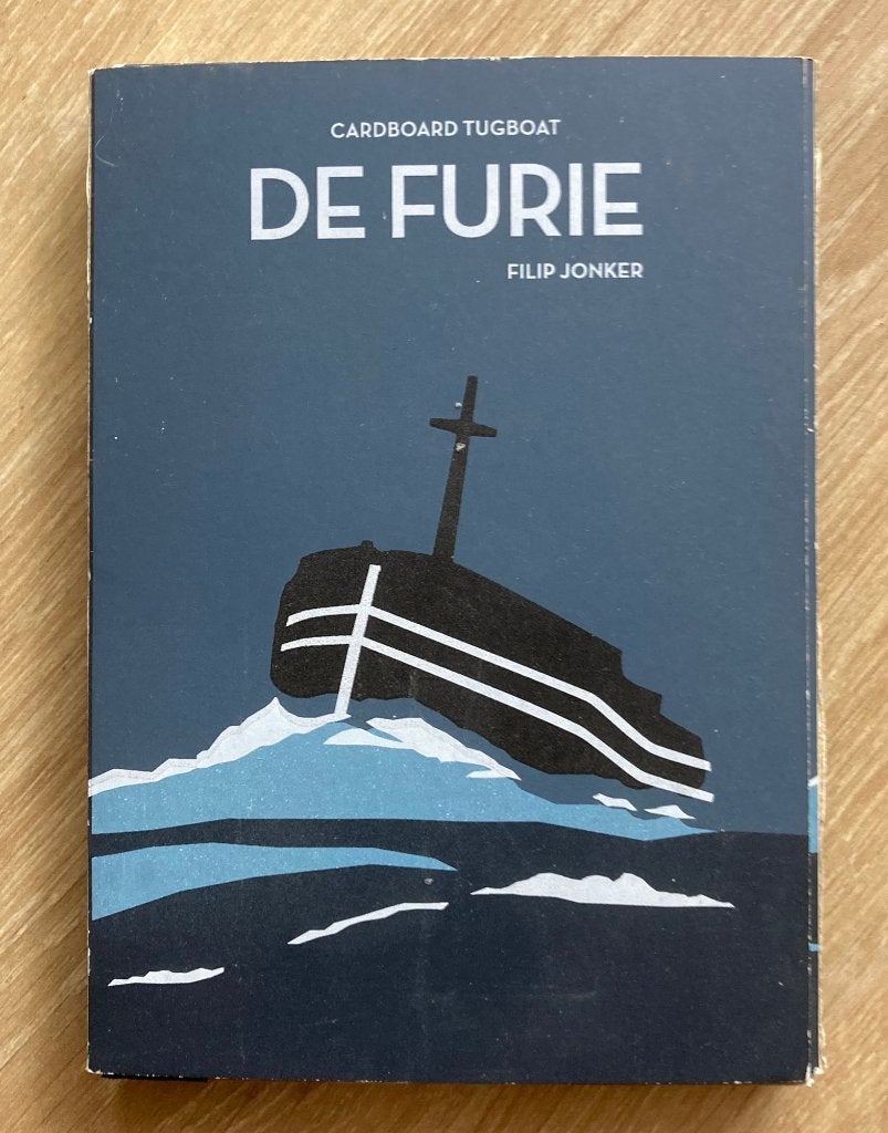 Cardboard Tugboat De Furie ( van Flip Jonker ) plus boekje, Verzamelen, Scheepvaart, Verzenden, Zo goed als nieuw, Motorboot, Boek of Tijdschrift