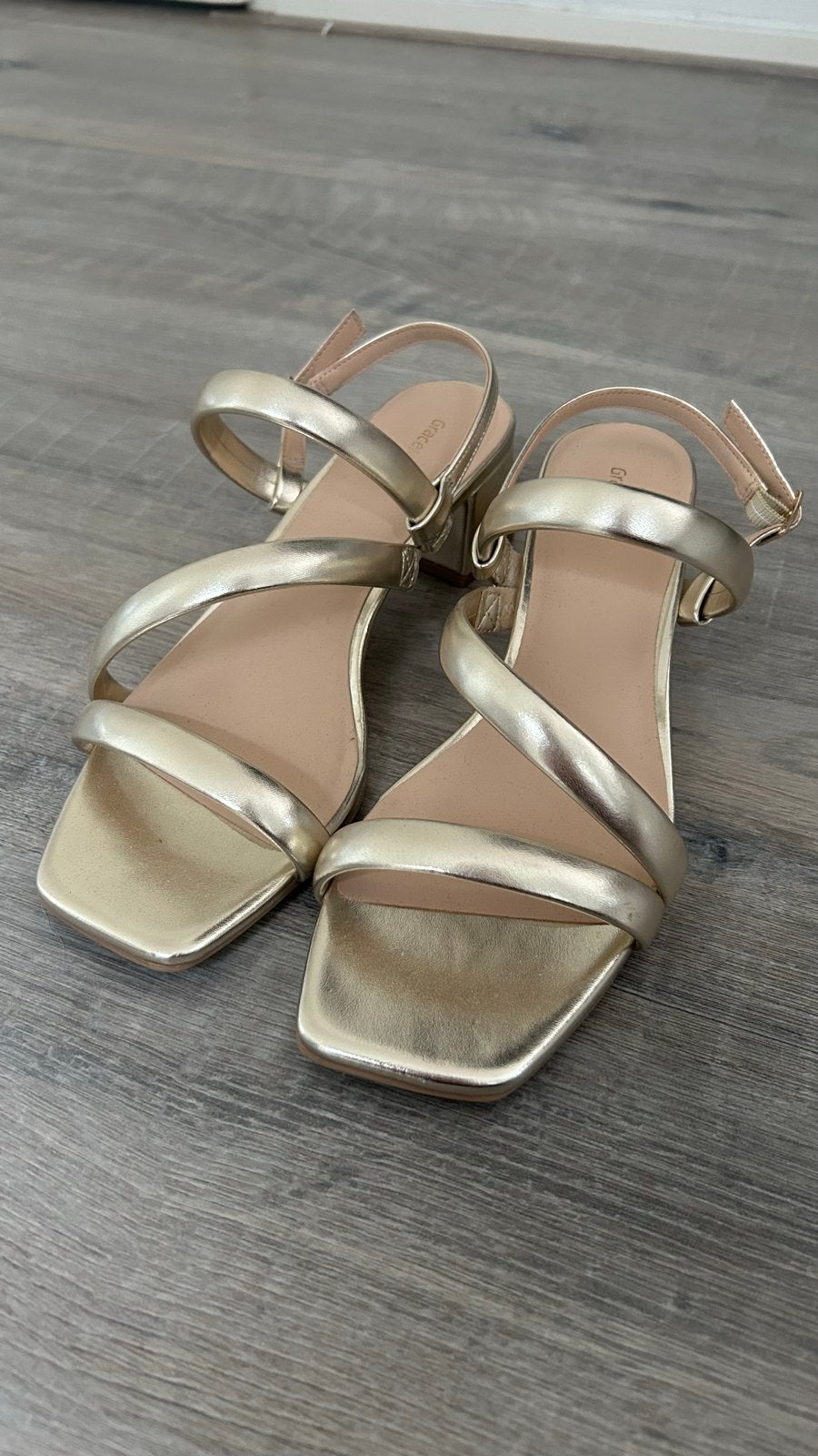 Gouden sandalen met lage hak, Ophalen of Verzenden, Zo goed als nieuw, Overige kleuren, Sandalen of Muiltjes