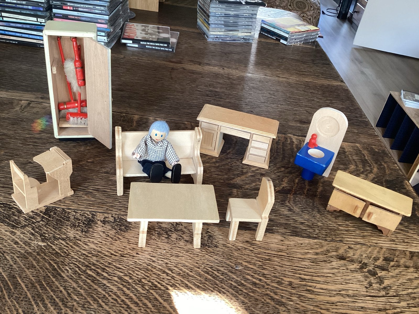 Houten poppenhuis meubels en pop € 8, Ophalen of Verzenden, Gebruikt, Jongen of Meisje