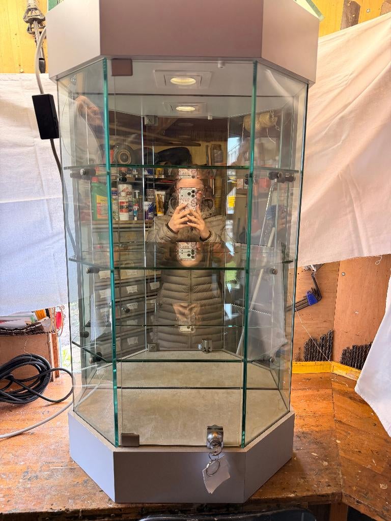 Vitrine kastje voor Swarovski, Ophalen