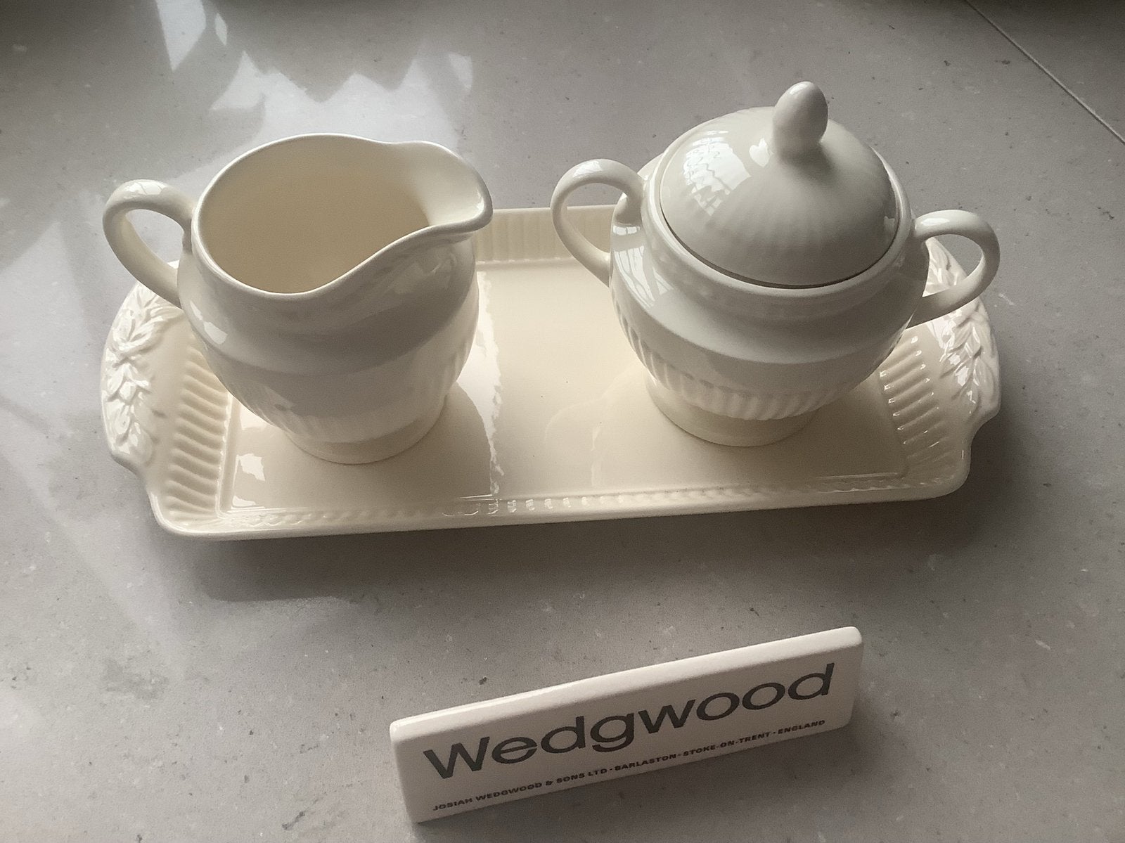 Roomstel met onderblaadje (cakeschaal) van WEDGWOOD EDME, Antiek en Kunst, Ophalen of Verzenden