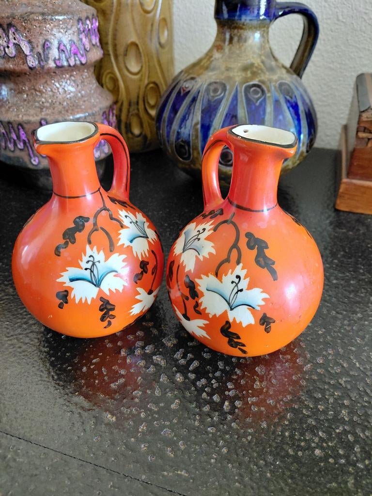 Twee oude oranje bloemenvaasjes, Antiek en Kunst, Antiek | Vazen, Ophalen of Verzenden