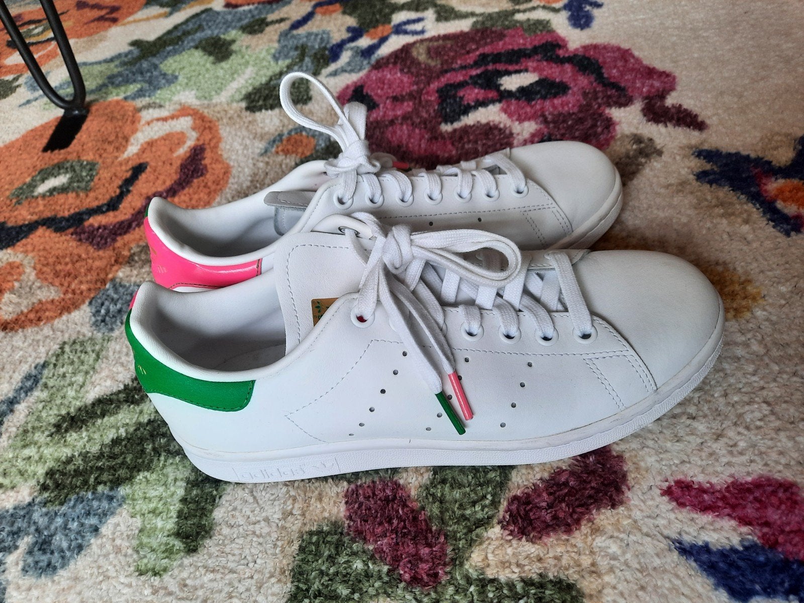 Adidas Stan Smith sneakers wit leer, groen en roze details, Kleding | Dames, Schoenen, Wit, Sneakers of Gympen, Gedragen, Verzenden