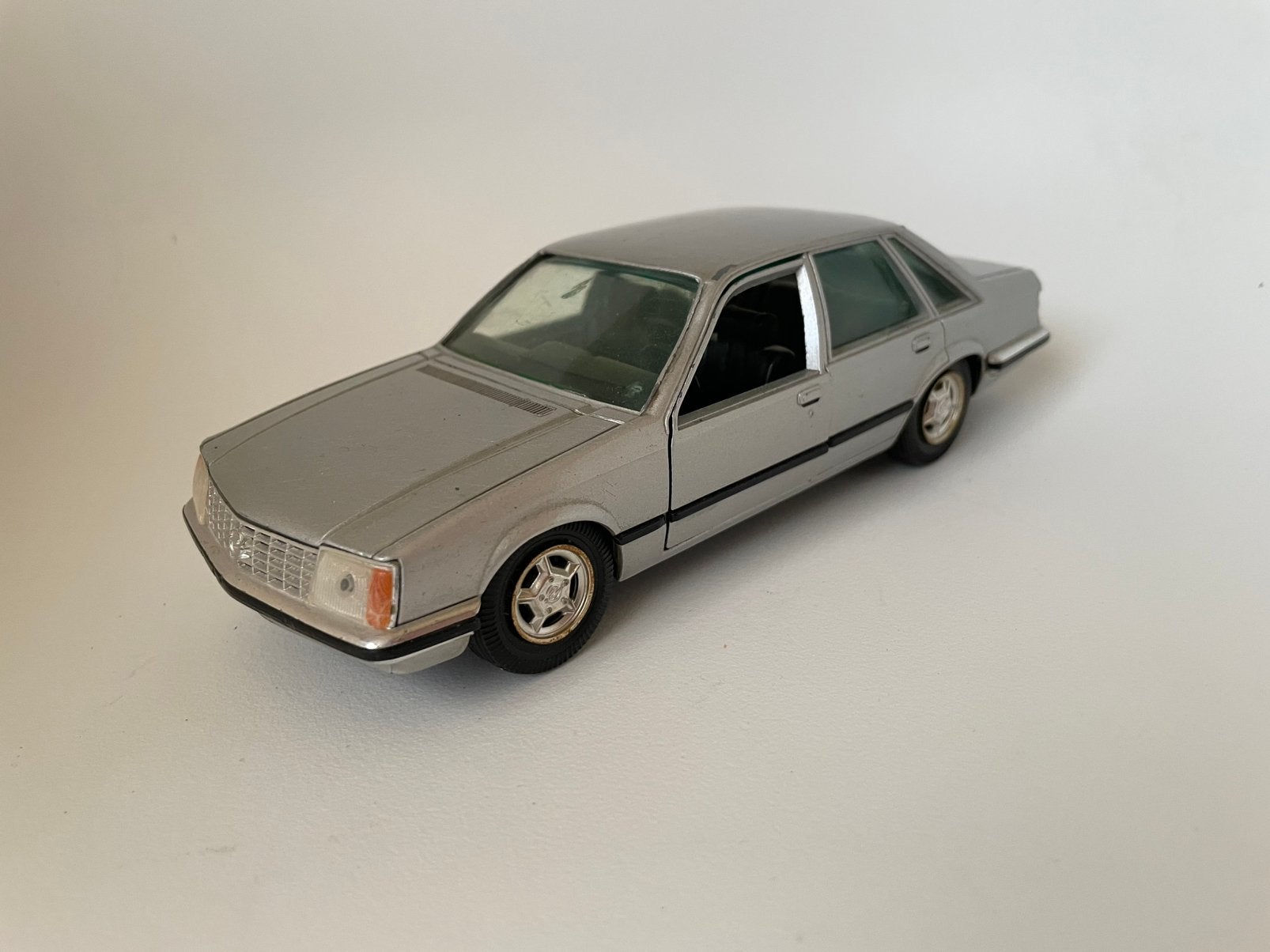 model Opel Senator Mk I (Gen A), zilvergrijs, 1/25, GAMA, Ophalen of Verzenden, Gebruikt, Auto