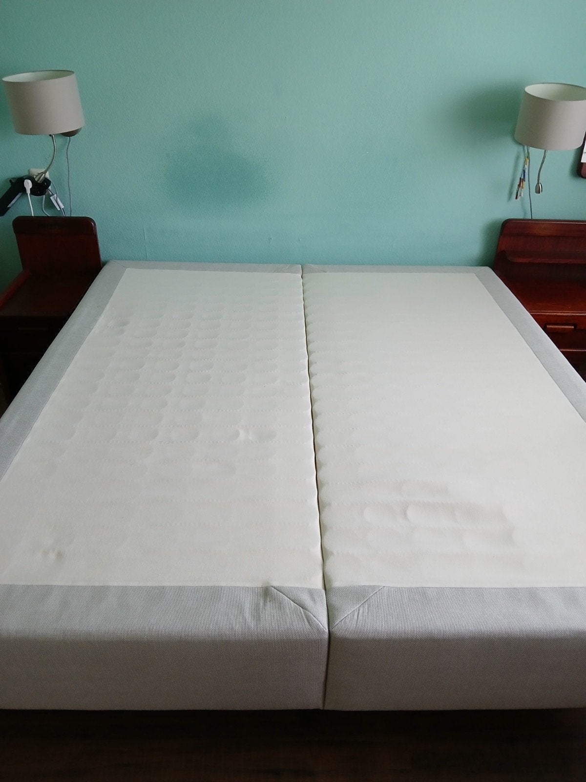 Tweepersoons boxspring van IkEA met houten poten, Huis en Inrichting, Slaapkamer | Bedden, Gebruikt, Beige, Tweepersoons, Ophalen of Verzenden
