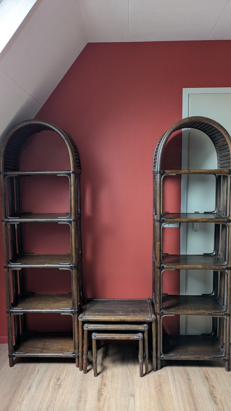2 vintage rotan/Manou boekenkasten met miniset, Ophalen