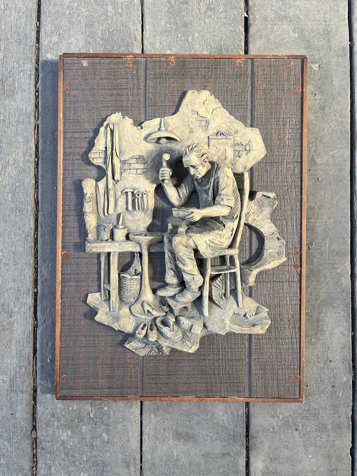 Vintage wanddecoratie Schoenmaker 50x35 cm, Antiek en Kunst, Ophalen, Houtsnijwerk, Handgemaakt, 20 - 50 cm