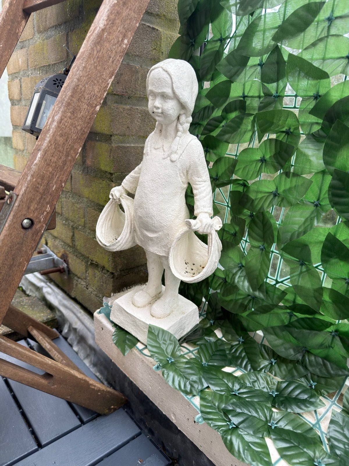 Schattig tuinbeeldje van meisje met mandjes, Tuin en Terras, Ophalen, Gebruikt, Beton, Mensenbeeld