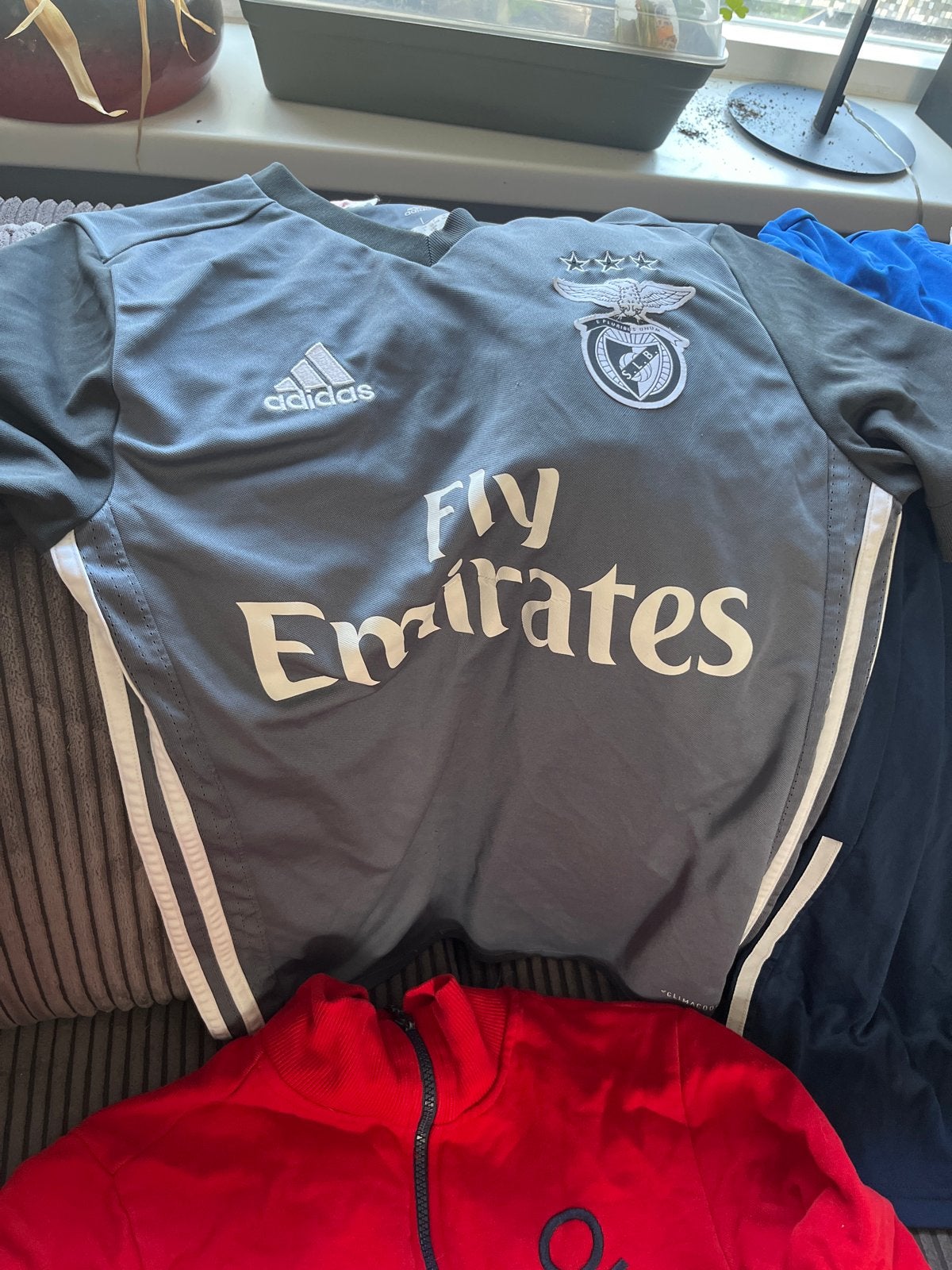 Adidas Benfica shirt en Benetton vest maat 164, Ophalen of Verzenden, Gebruikt, Jongen, Setje