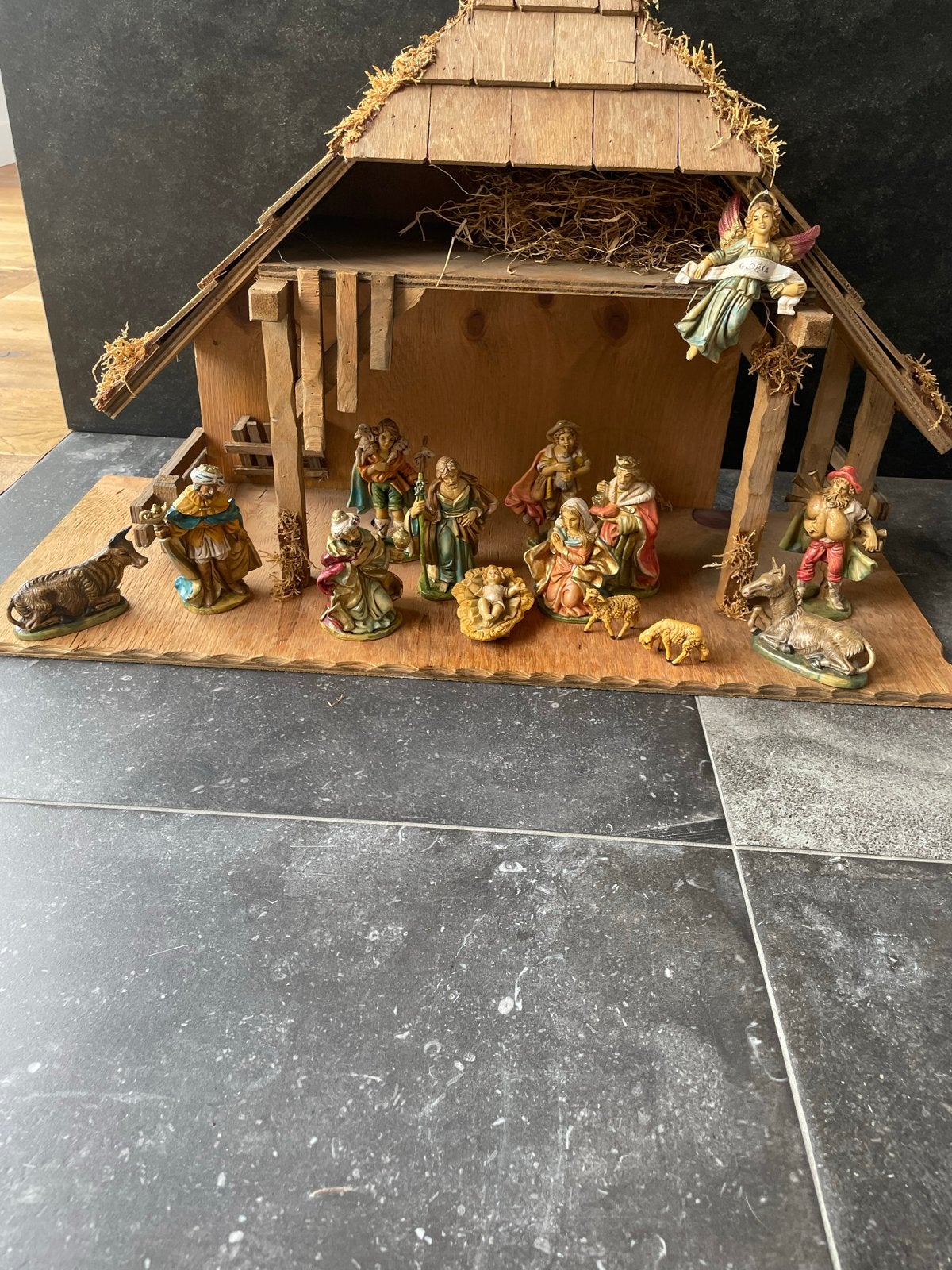Kerststal met 12-delige figurenset - Handgemaakt, Ophalen of Verzenden, Gebruikt, Beeld(je), Christendom | Katholiek