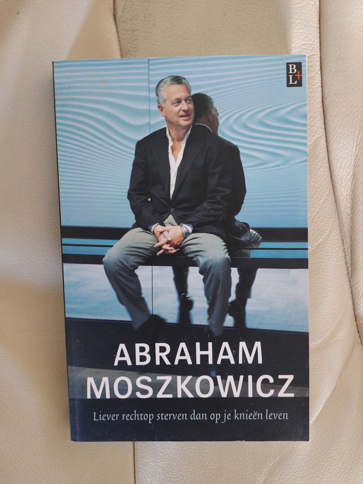 Bram Moszkowicz - Liever rechtop sterven dan op je..., Ophalen of Verzenden, Zo goed als nieuw, Bram Moszkowicz