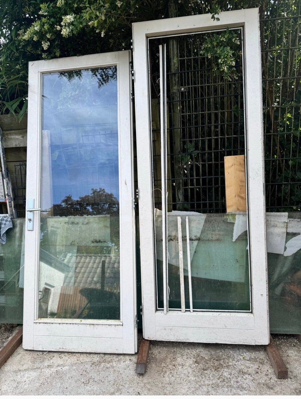 Twee gebruikte buitendeuren met deurbeslag (één zonder glas), Ophalen, Gebruikt, 80 tot 100 cm, 215 cm of meer
