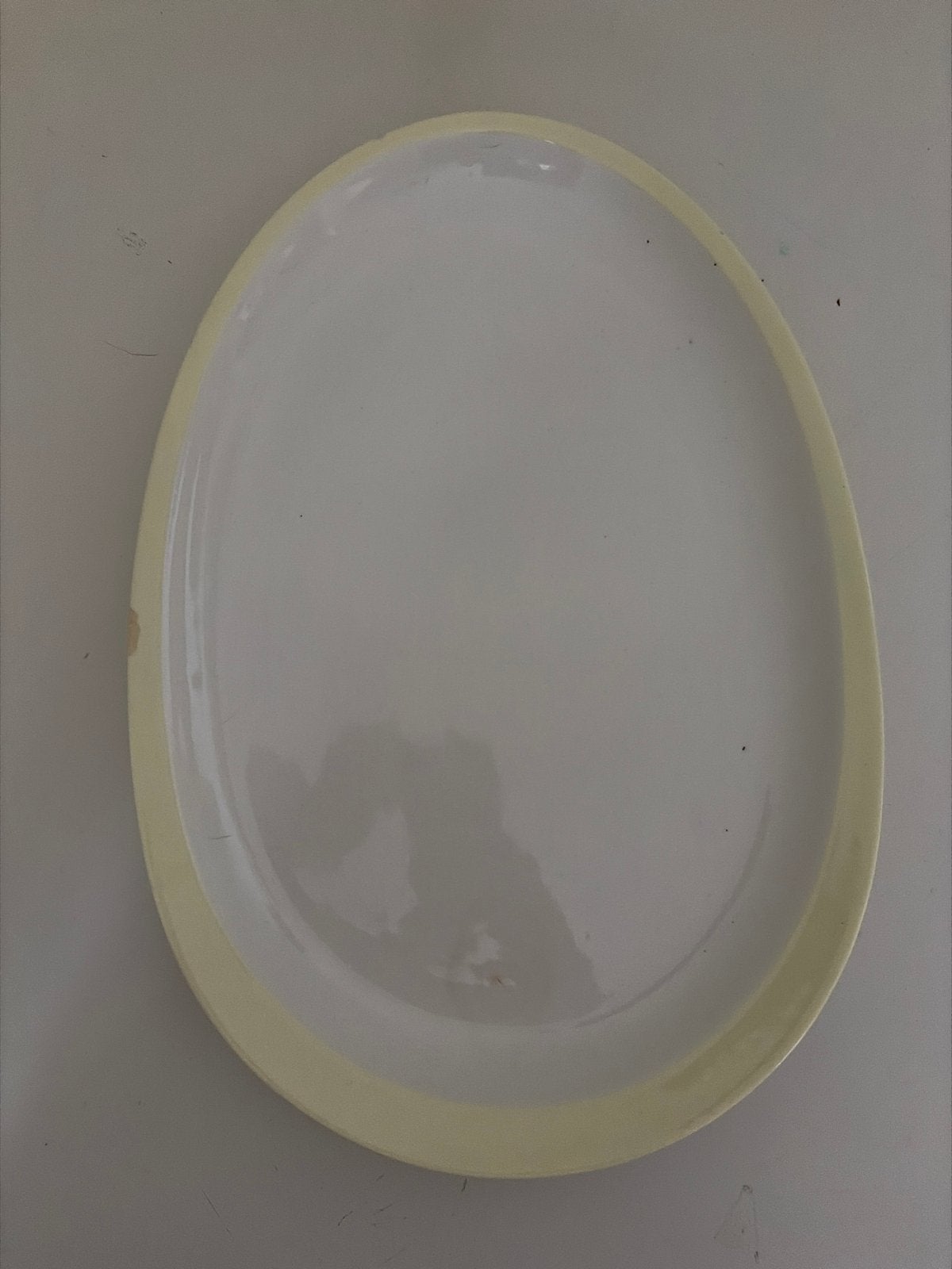 Ovale schaal/bord met gele rand Petrus Regout, Huis en Inrichting, Keuken | Servies, Gebruikt, Keramiek, Ophalen of Verzenden