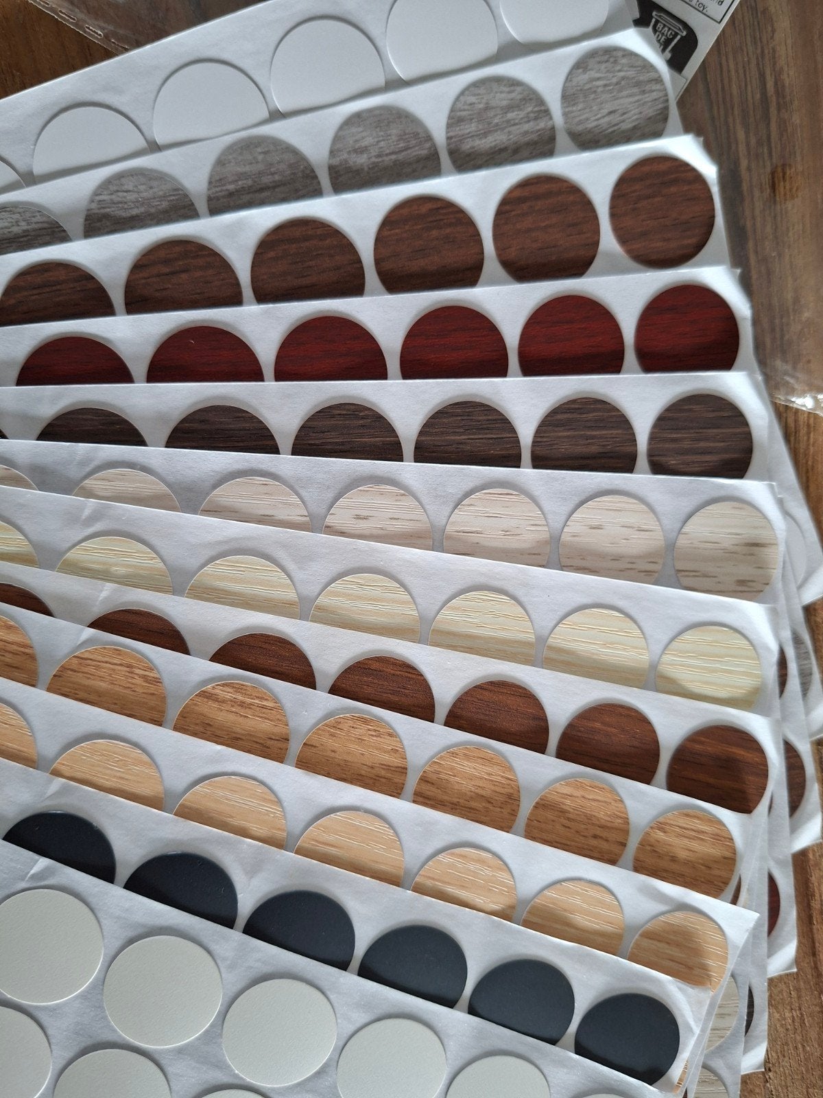 Nieuw! 648 afplakrondjes 20mm diverse houtkleuren, Ophalen of Verzenden