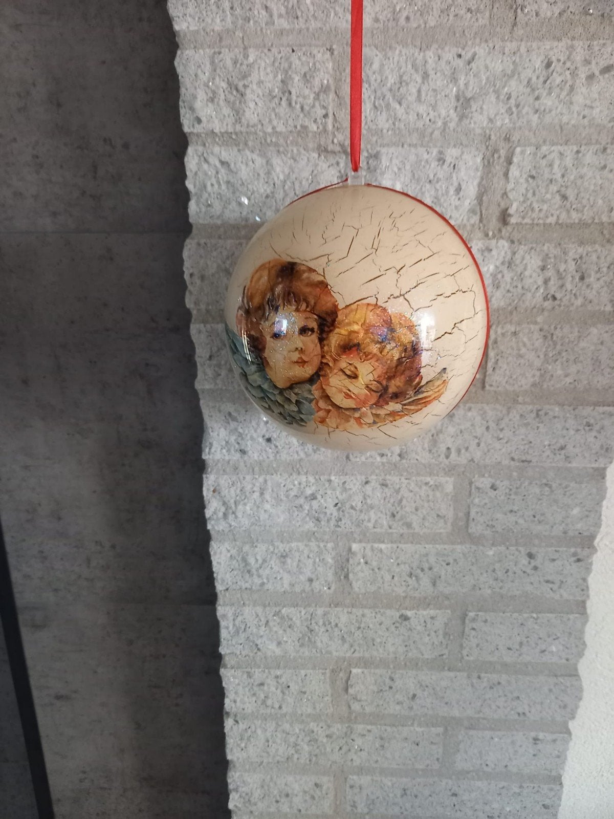 Mooie Kerstbal met Engeltjes - 16 cm Doorsnede, Diversen, Kerst, Ophalen of Verzenden, Zo goed als nieuw