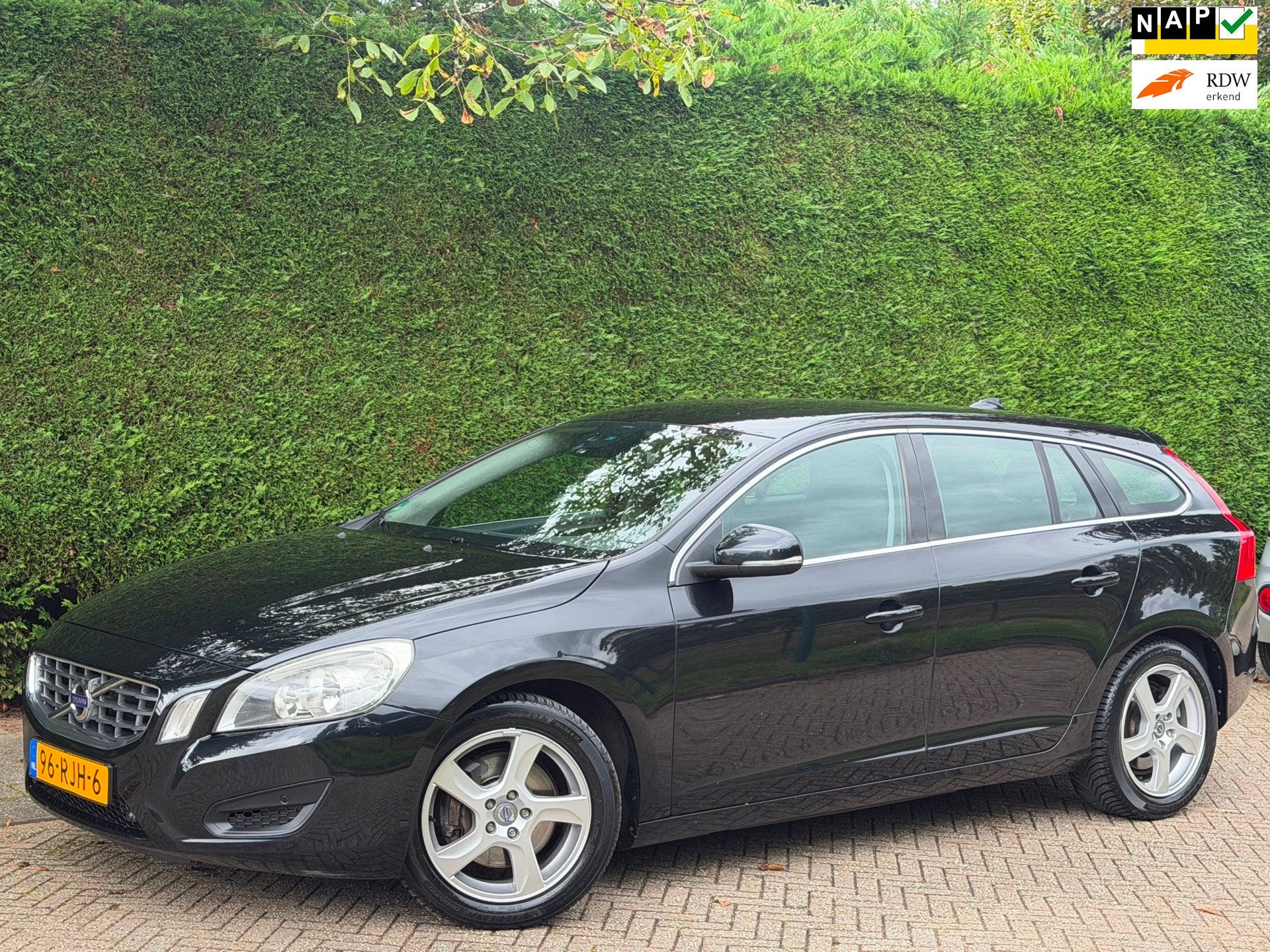 Volvo V60 2.0T NETTE AUTO/RIJDT GOED/203PK/TOP ONDERHOUDEN!, Voorwielaandrijving, Stof, Gebruikt, Zwart