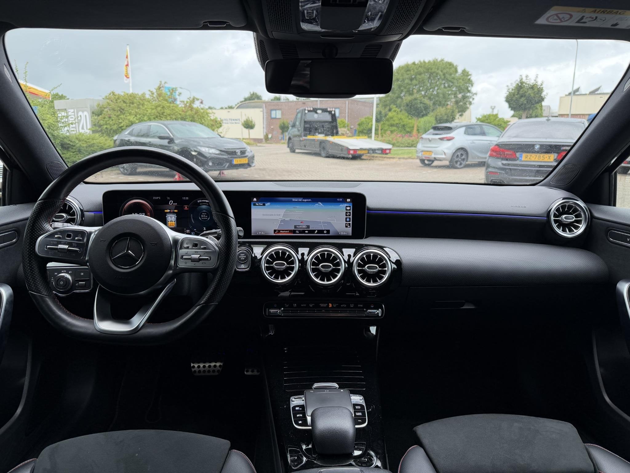 Mercedes-Benz A 220 Launch Edition Premium AMG LED | NAVIGAT, Auto's, Gebruikt, Leder en Stof, Zwart, Origineel Nederlands