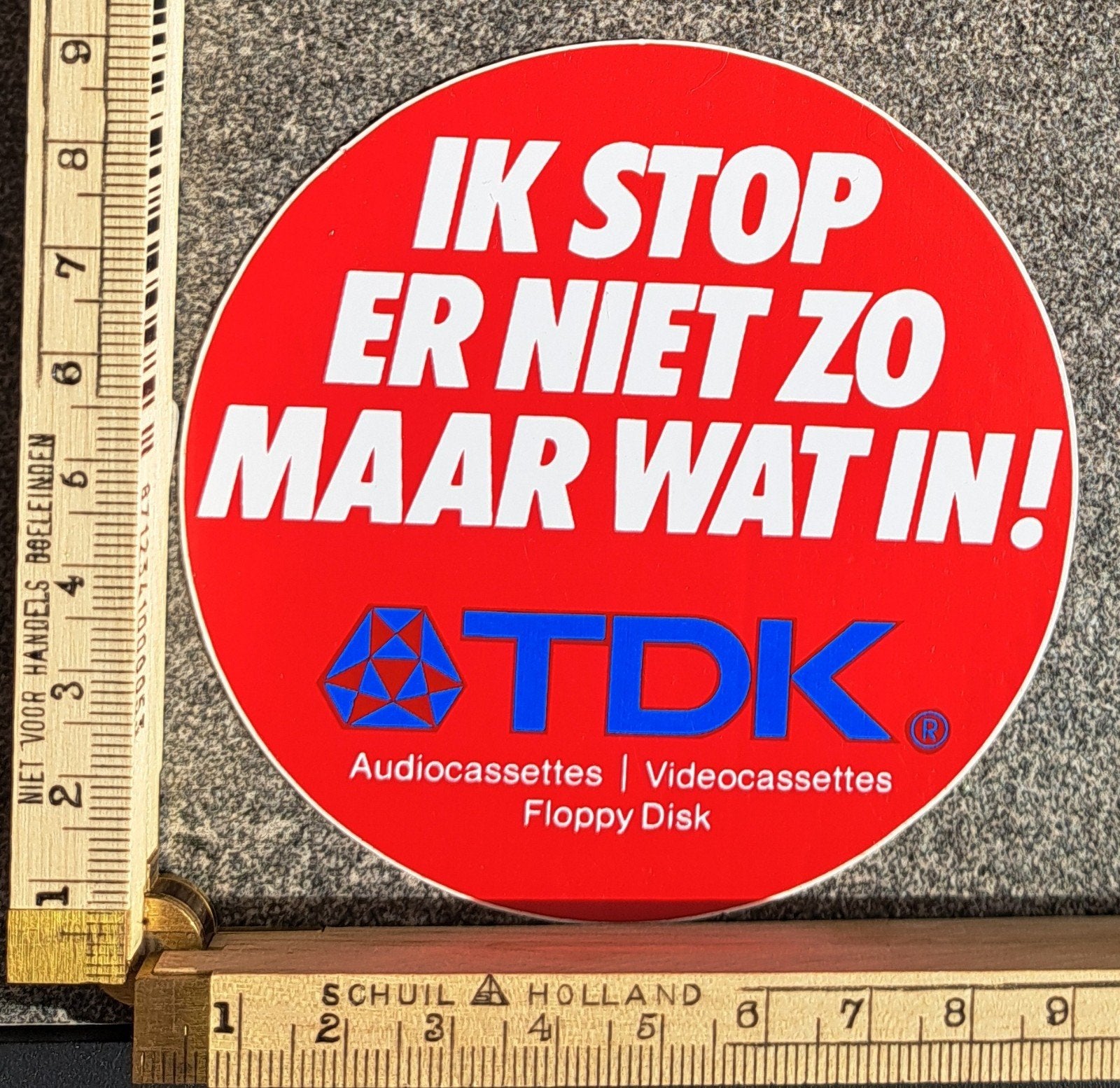 Vintage sticker TDK ik stop er niet zomaar wat in! Rood, Ophalen of Verzenden, Zo goed als nieuw