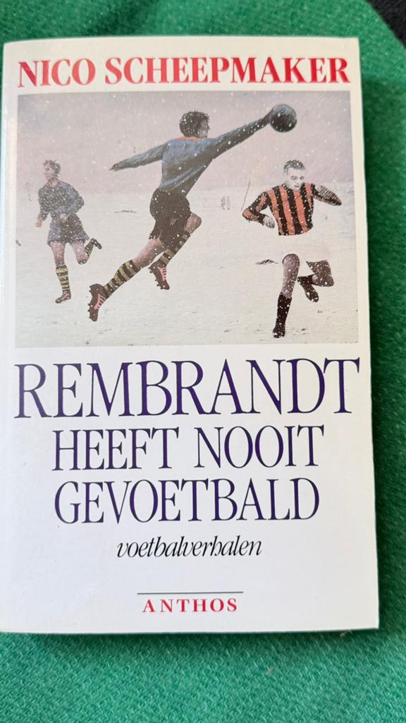 Rembrandt heeft nooit gevoetbald - Nico Scheepmaker, Ophalen of Verzenden, Zo goed als nieuw, Balsport