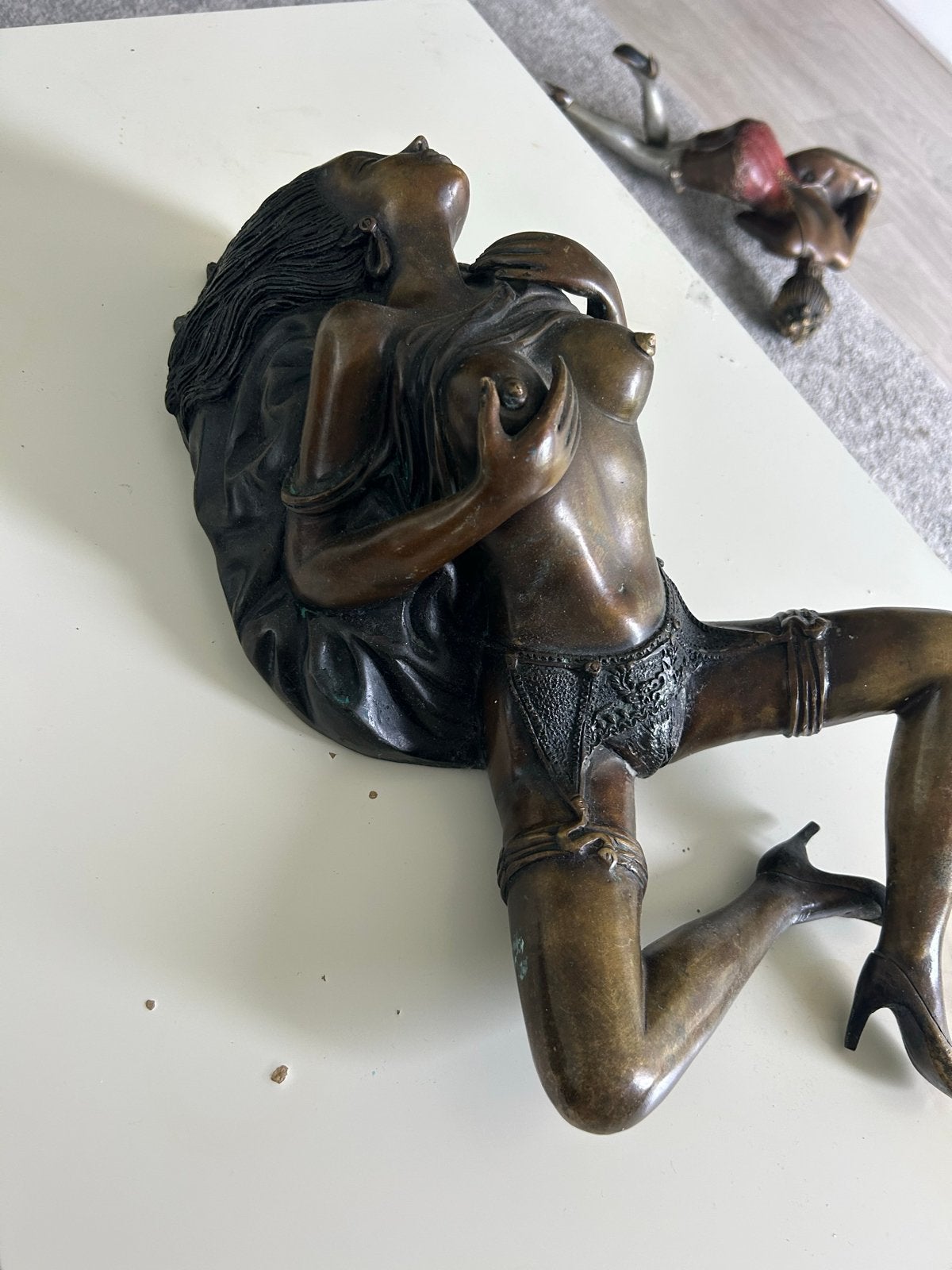Bronzen erotisch vrouwenbeeld, Antiek en Kunst, Kunst | Beelden en Houtsnijwerken, Beeld, Brons, Vrouw, 20 - 50 cm, Bruin, Gepatineerd