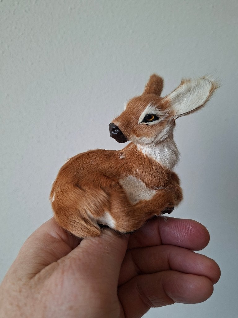 Realistisch Liggend Hertenkalf Figuur met Harige Vacht, Ophalen of Verzenden, Zo goed als nieuw, Hert, Beeldje of Figuurtje