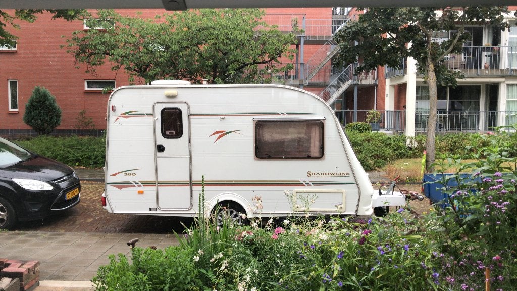 Caravan Eldis Shadowline 380 uit 2002. Met voortent (zgan), Caravans en Kamperen, Standaardzit, 2 aparte bedden, Elddis, Tot en met 2