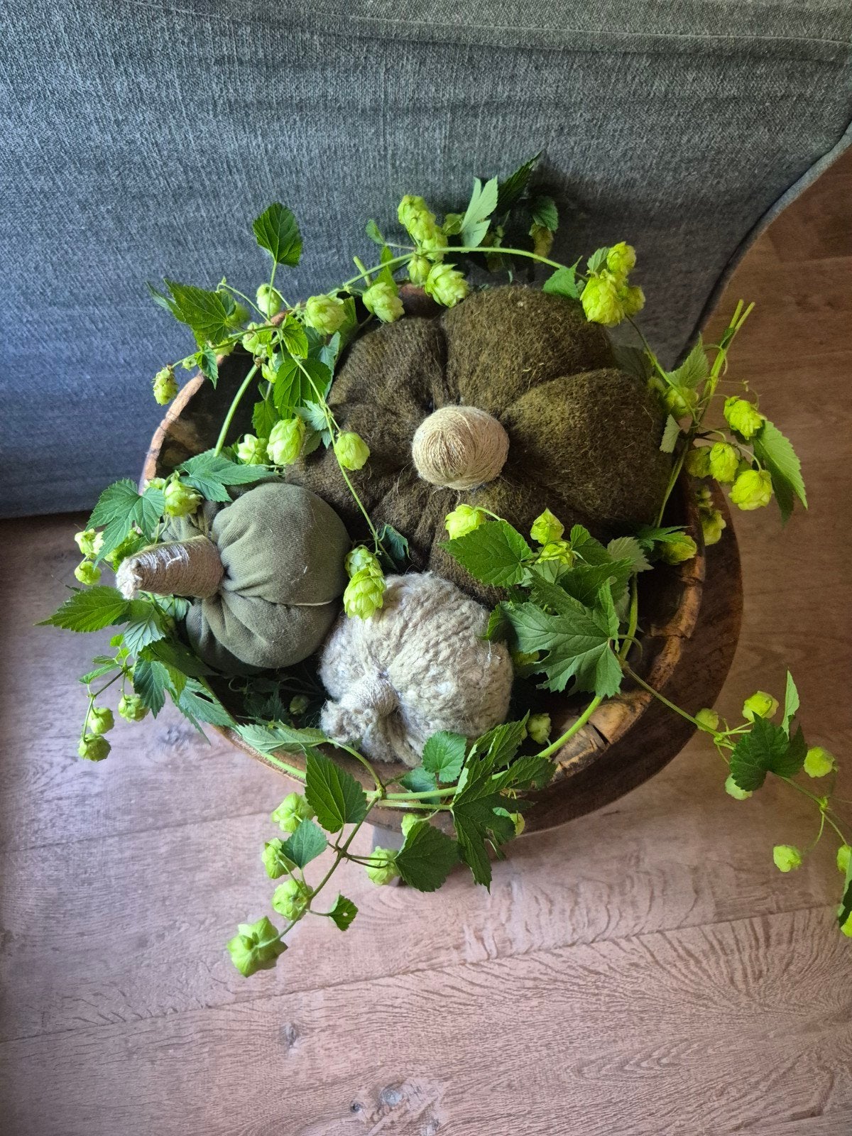 Handgemaakte pompoenen met verse hop in houten schaal, Meerkleurig, Nieuw, Ophalen of Verzenden, Landelijk