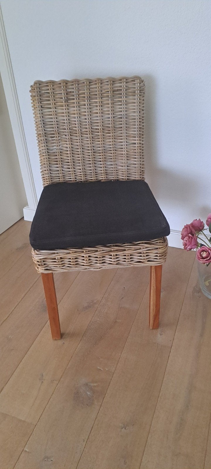 Rotan stoel met kussen. i.z.g.st., Ophalen, Gebruikt, Twee, Bruin