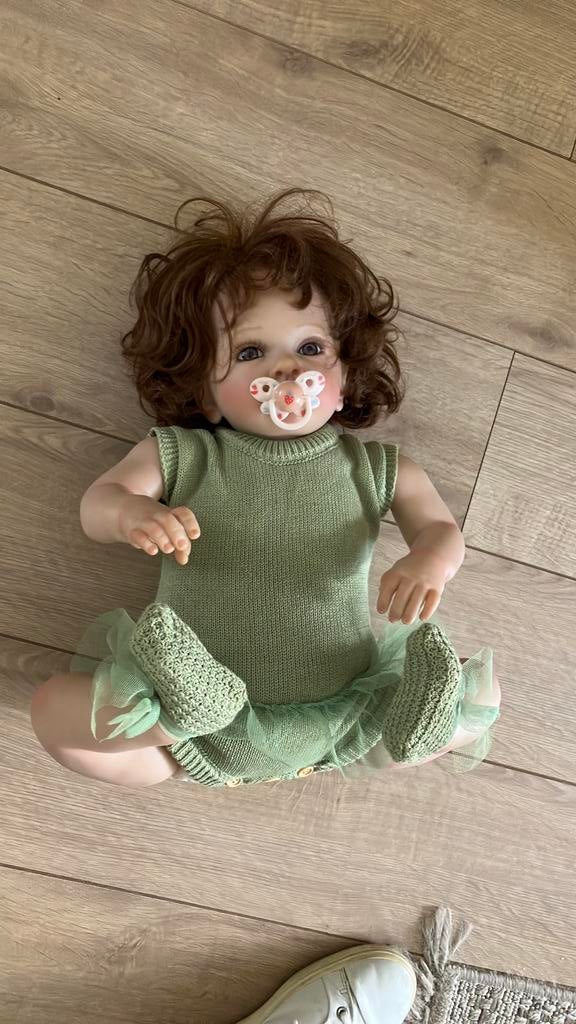 Mooie lieve levensechte reborn zitten/liggende babypop, Verzamelen, Poppen, Ophalen of Verzenden, Gebruikt, Pop