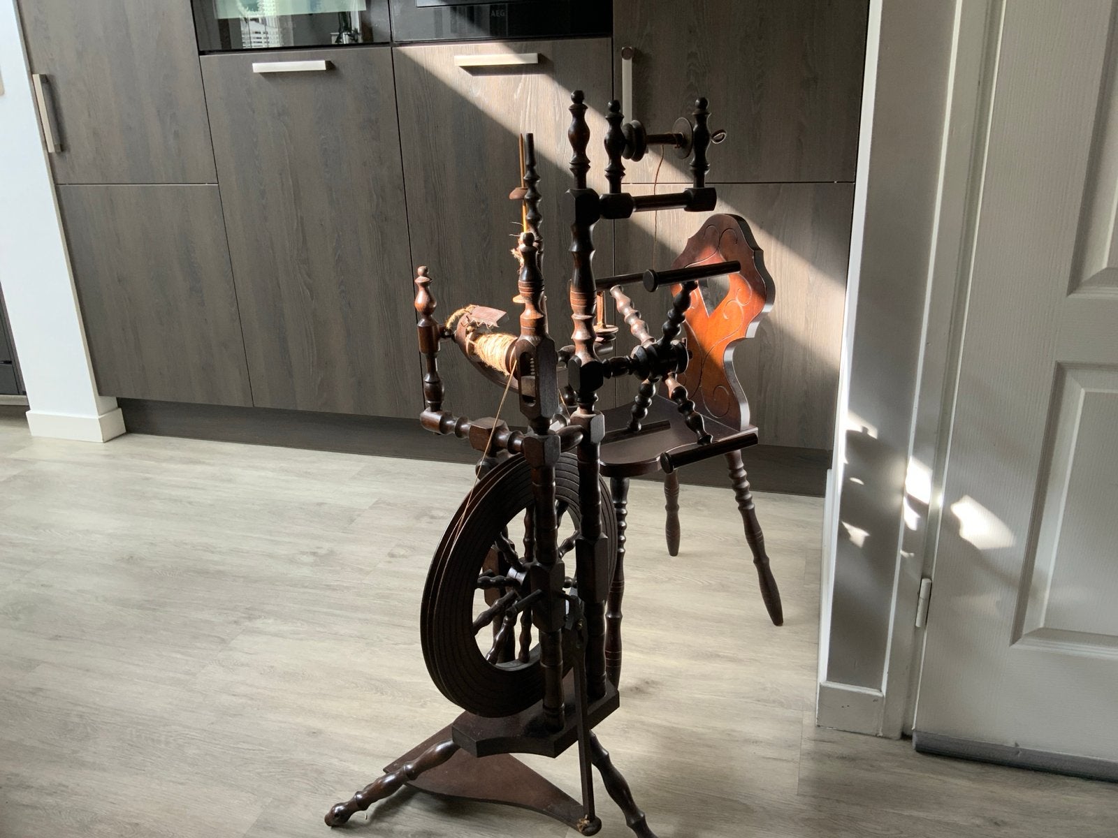 Antiek spinnewiel met bijpassende stoel, Ophalen