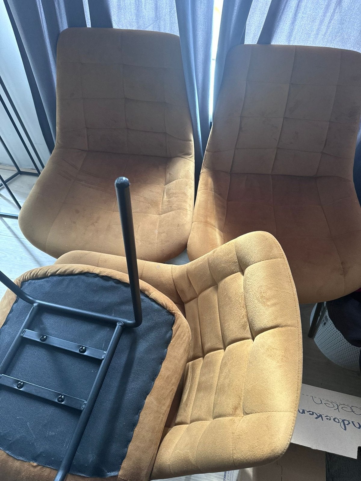 Set 4 cognac velvet eetkamerstoelen – 4 mnd oud Stijlvol, Huis en Inrichting, Stoelen, Ophalen, Gebruikt, Stof, Drie