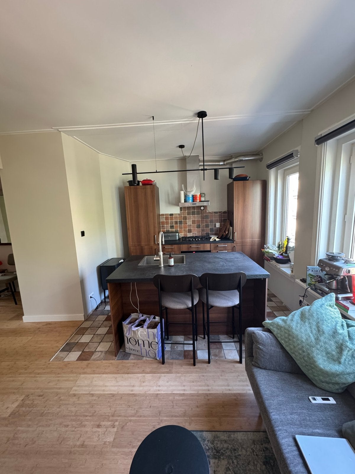 Foto 4 van Moderne keuken met kookeiland en inbouwapparatuur