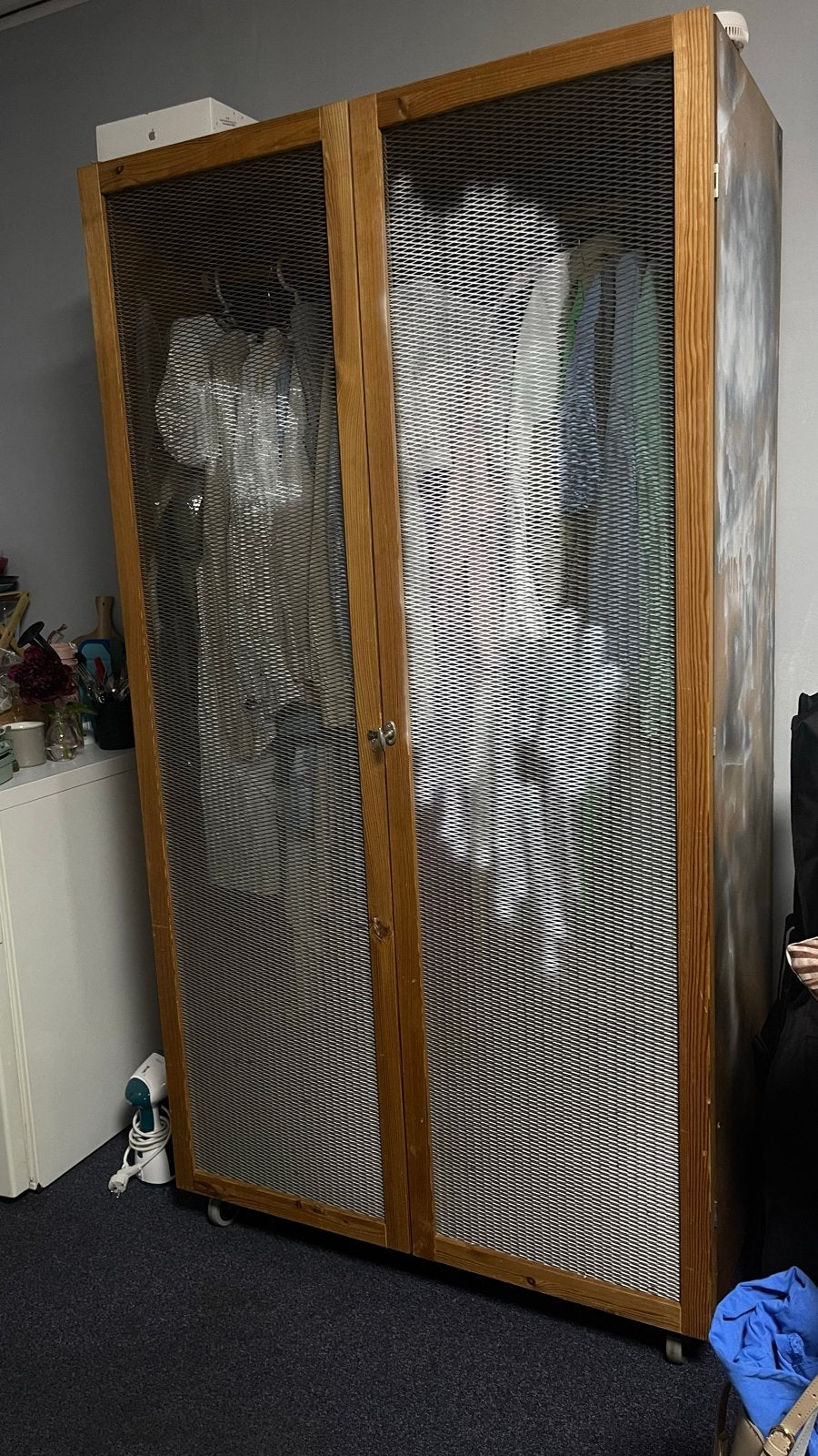 Houten kast met gaasdeuren en hangruimte, Gebruikt, 150 tot 200 cm, 25 tot 50 cm, Overige houtsoorten