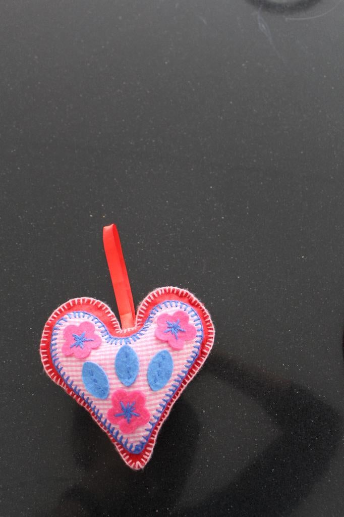 Schattig handgemaakt vilten hart met geborduurd patroon, Ophalen of Verzenden, Zo goed als nieuw, Wanddecoratie