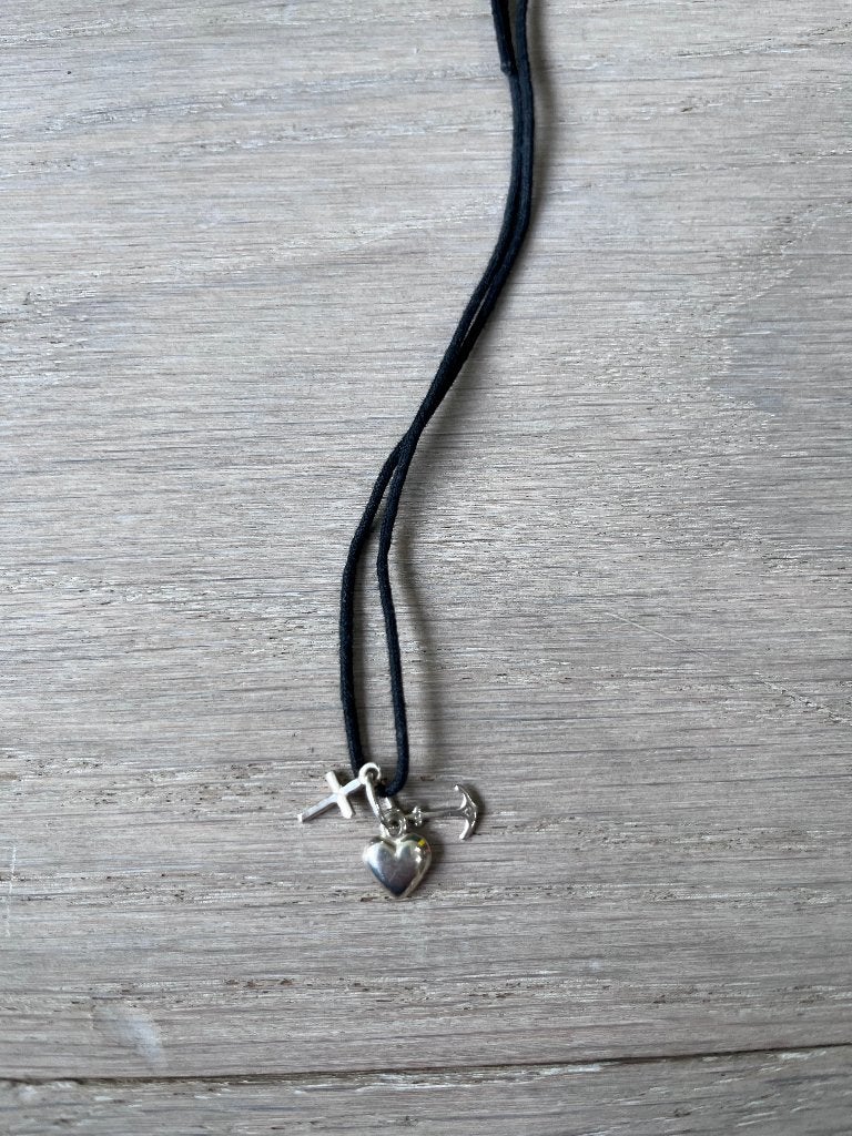 Geloof, hoop en liefde, zilveren bedeltjes aan veterketting, Overige merken, Verzenden, Zo goed als nieuw, 1 bedel