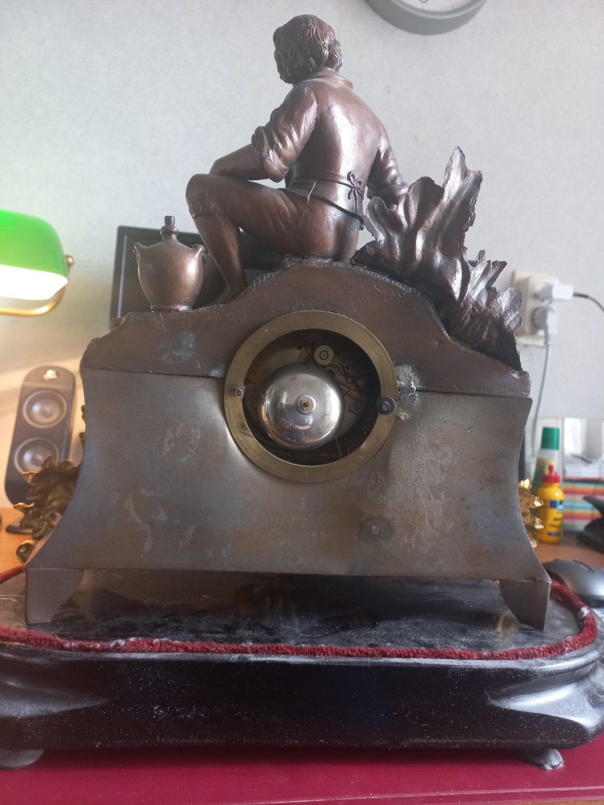 Antieke pendule met bronzen beeld onder glazen stolp, Ophalen