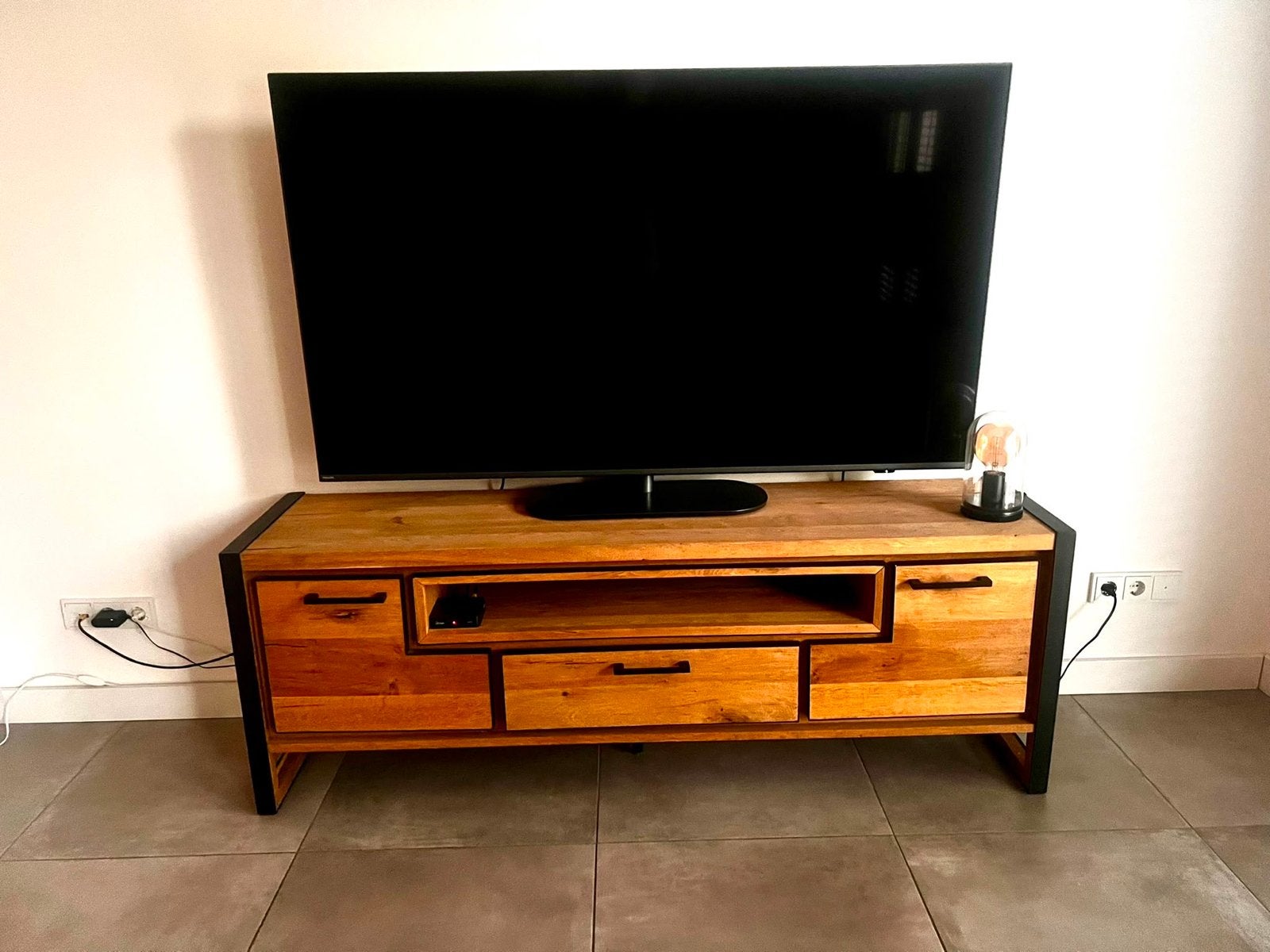Robuust TV-meubel van hout en metaal, Ophalen, 100 tot 150 cm, Zo goed als nieuw, Minder dan 100 cm
