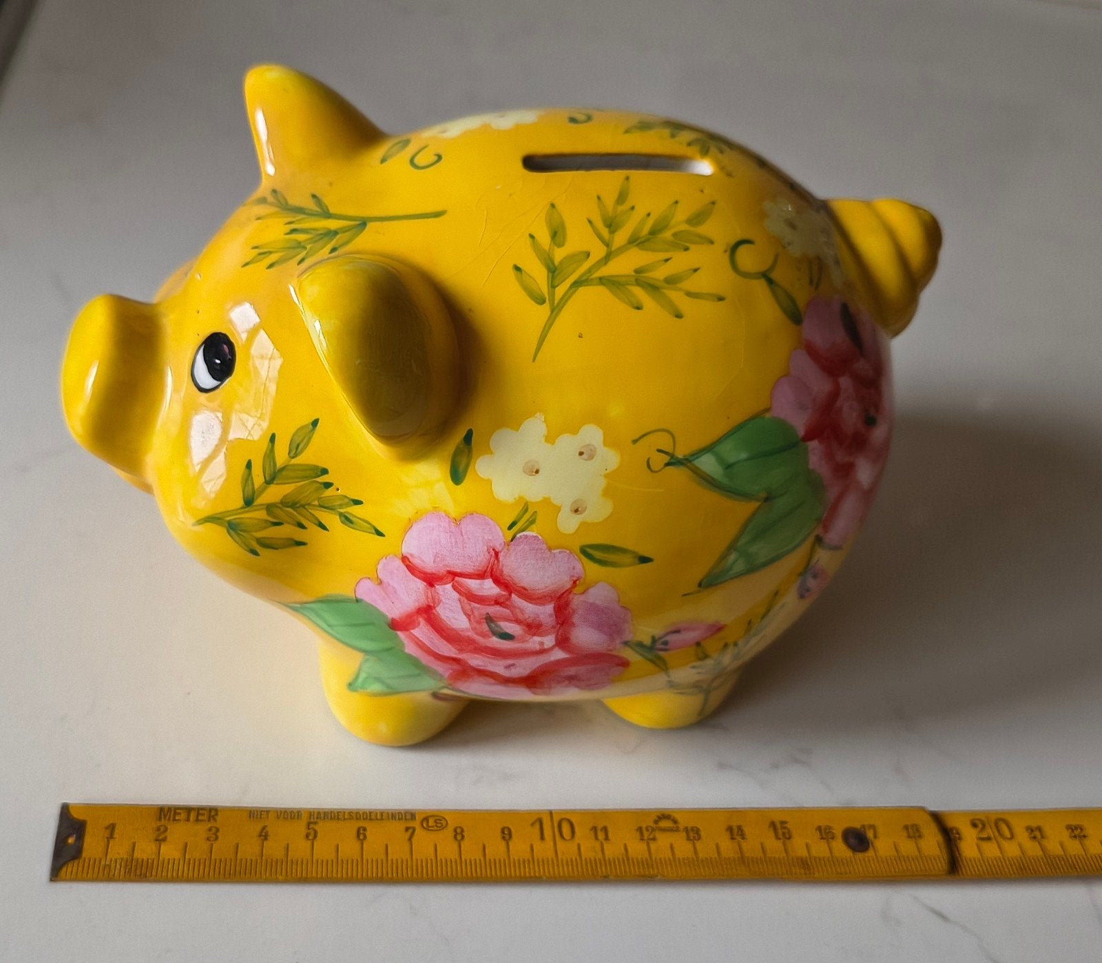 Gele spaarpot varken met bloemenpatroon, Ophalen of Verzenden, Gebruikt, Steen, Aardewerk of Keramiek, Dier