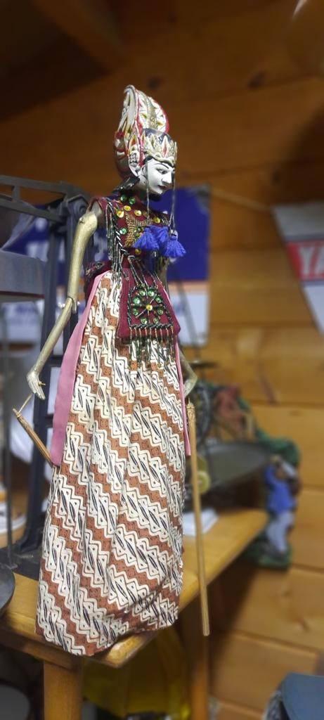 2 oude indonesia  stok wayang / wajang poppen, Ophalen of Verzenden