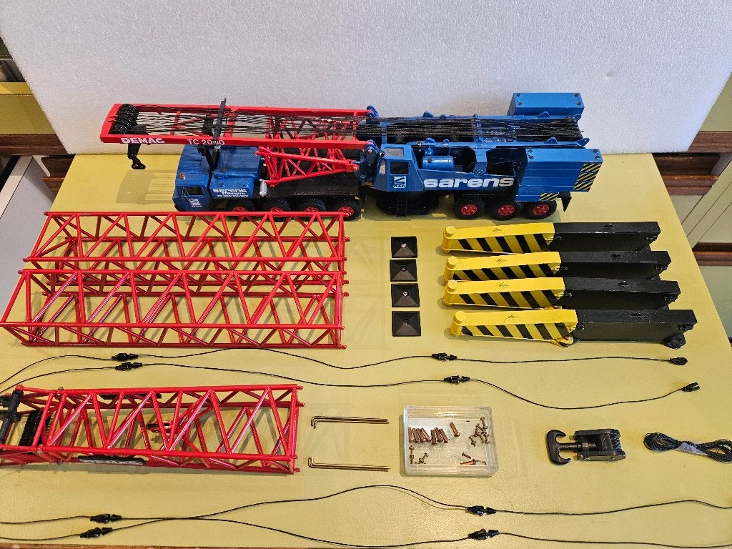 DEMAG TC 2000 SARENS, Hobby en Vrije tijd, Modelauto's | 1:50, Ophalen of Verzenden, Zo goed als nieuw, Hijskraan, Tractor of Landbouw